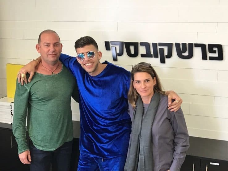 שרון פרשקובסקי מנכ"ל א.ש.י פרשקובסקי ורעייתו סוזי עם הזמר בן אל תבורי // יח"צ
