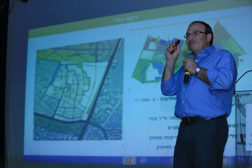 ראש העירייה על רקע תוכנית בינוי פינוי בינוי רמת אליהו // באדיבות דוברות עיריית ראשל"צ