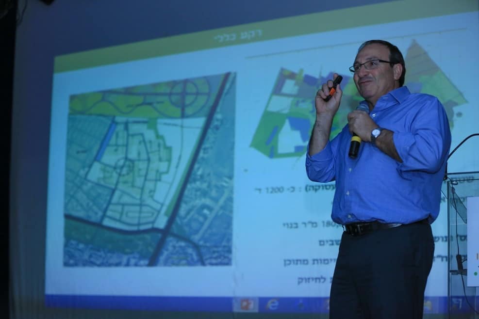 ראש העירייה על רקע תוכנית בינוי פינוי בינוי רמת אליהו // באדיבות דוברות עיריית ראשל"צ