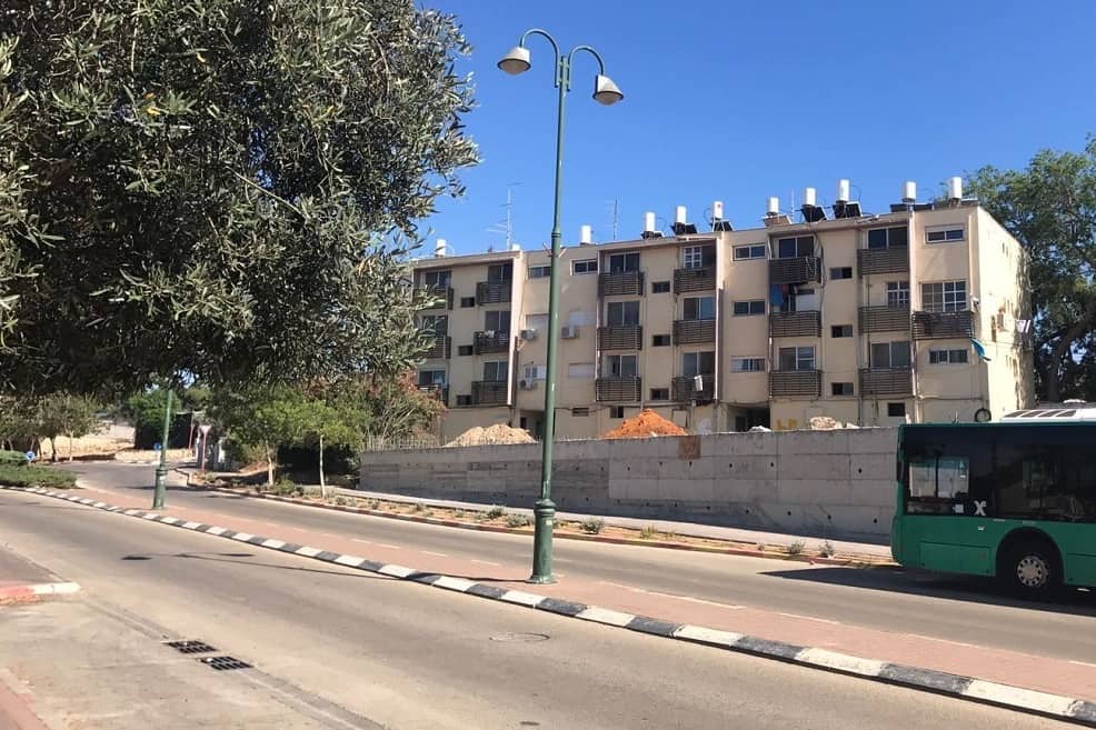 הבניין ברחוב דרך שרה 219 פינת הלל יפה בזיכרון יעקב לפני תמא 38 // יחצ