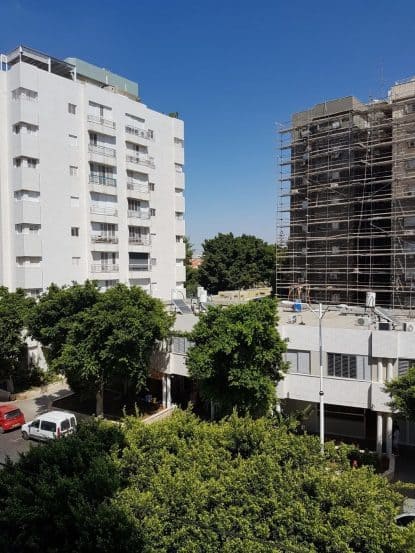 בניה מעל מרכז מסחרי