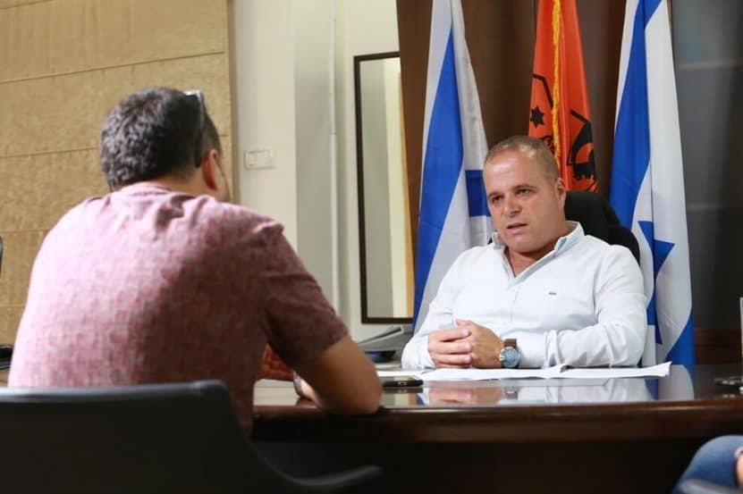 תמ"א 38 אשקלון | כתבנו רונן דמארי בראיון עם ראש העיר // צילום: דודו דפוס גוונים