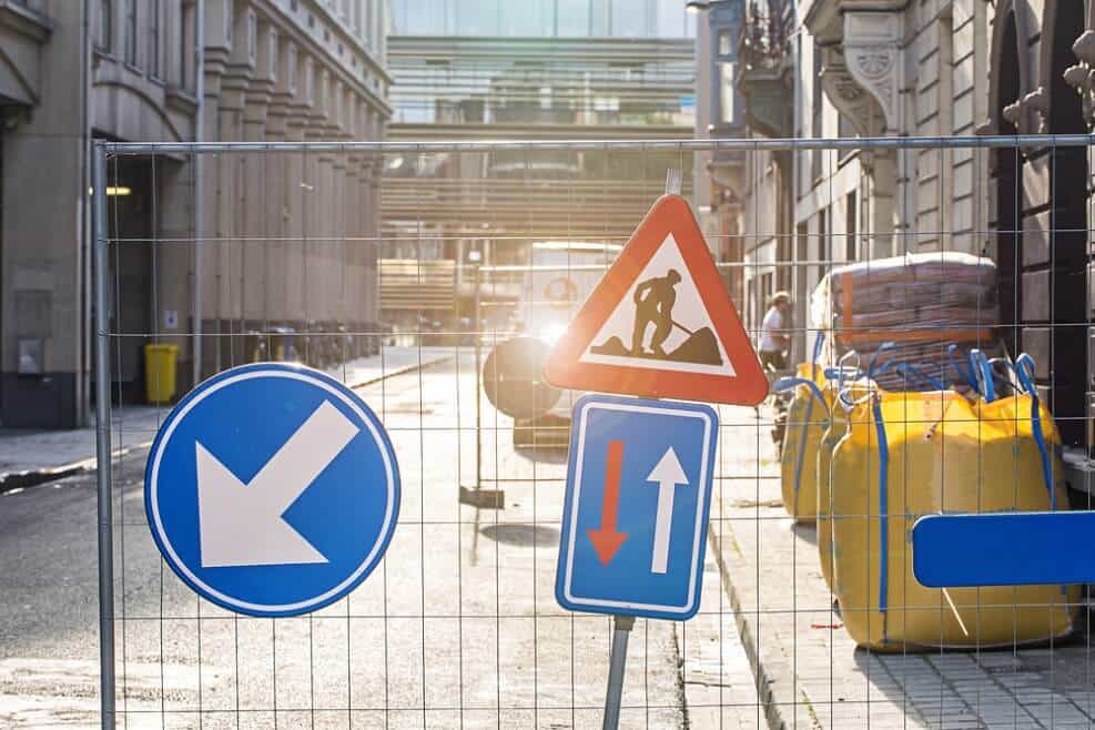 אנגלאינווסט - פיצוי על איחור בעבודה // shutterstock
