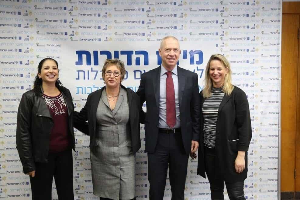 השר גלנט עם השותפות לפיילוט החדש // צילום יוסי זמיר