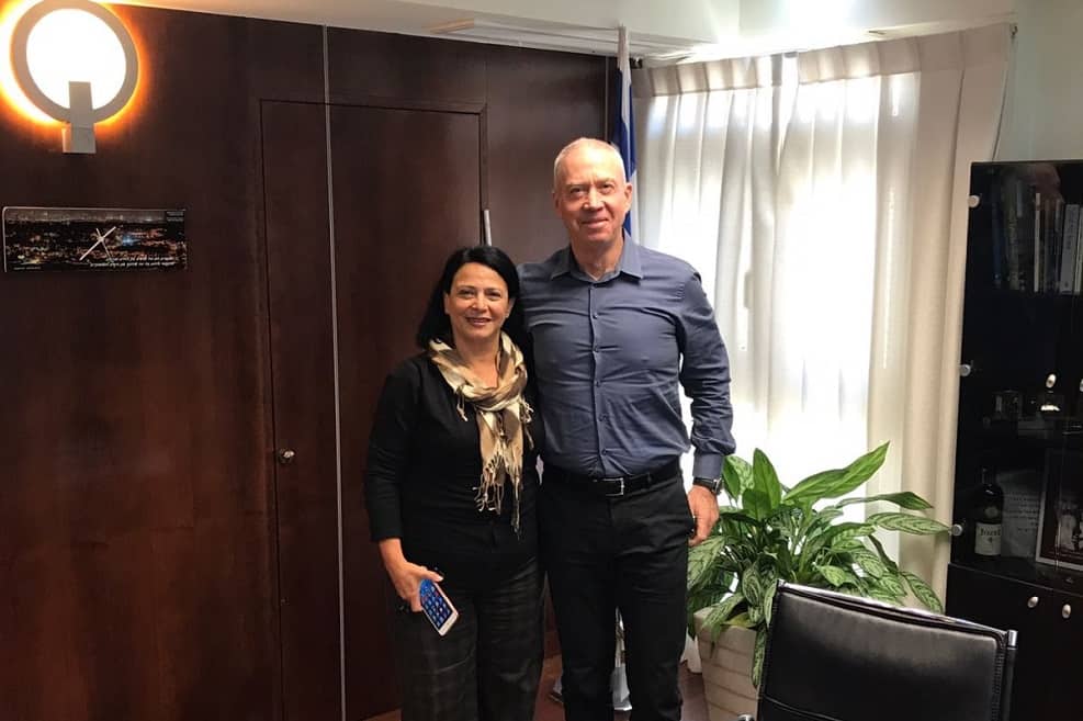 השר גלנט ואסנת קמחי // באדיבות דוברות משרד הבינוי והשיכון