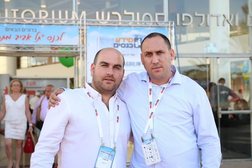 מנהל כנסי נדל"ן מידע כנסים, רונן שטרנברג ובן מסינג מנ"ל "מגדילים" // צילום: מיכל מסינג באדיבות מגדילים