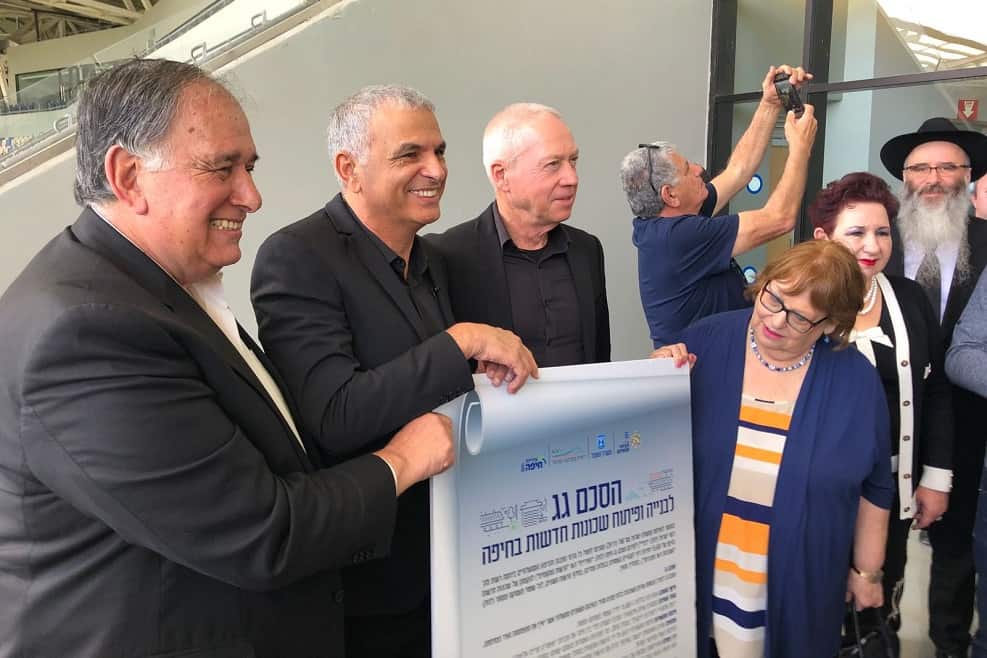 הסכם גג בחיפה - גלנט, כחלון ויהב // צילום: ראובן כהן דוברות עיריית חיפה