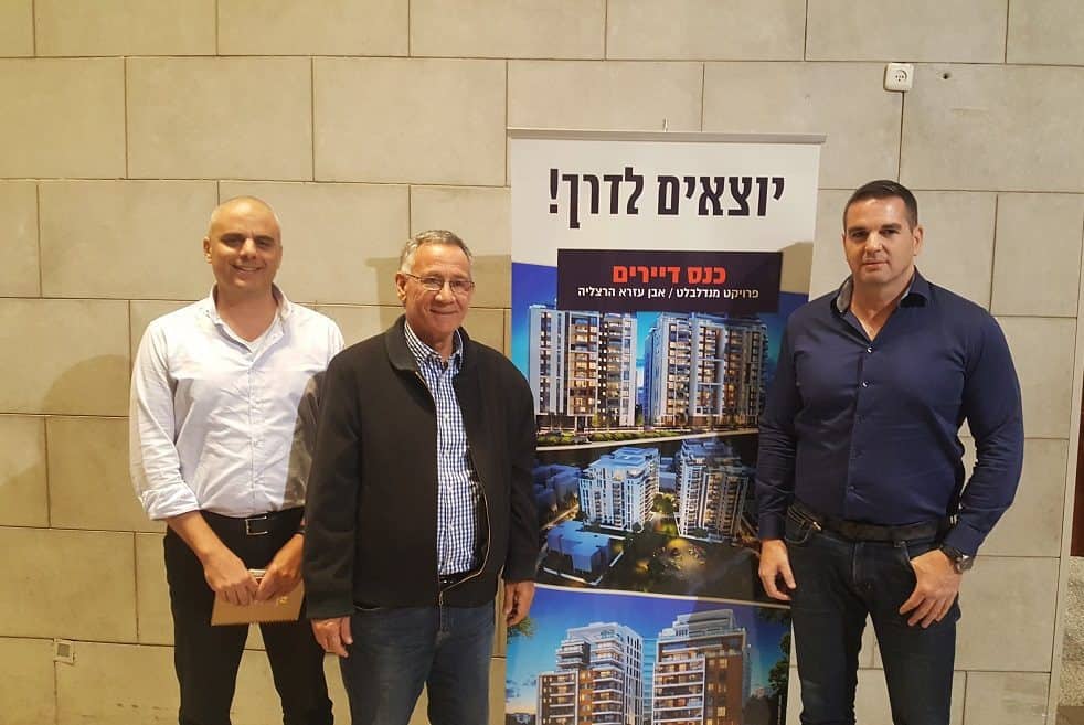מתחם מנדלבלט - מימין היזם אורן פלוטקין, ראש העיר משה פדלון ומנכל מטרופוליס אודי בלום // יחצ