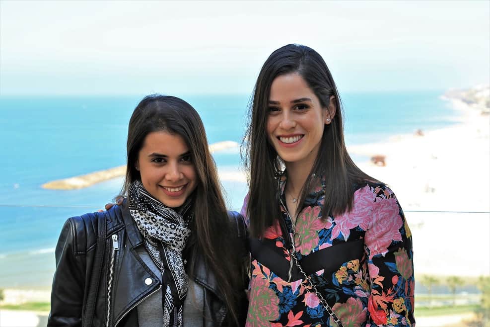 מימין מעצבת הפנים מיכל מרגלית ויובל בר אחראית תקשורת שיווקית, קמחי תאורה // צילום רומן שומונוב