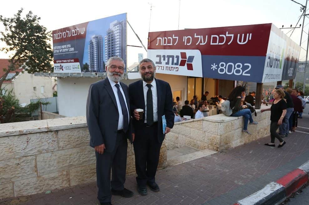 ראש העיר בית שמש משה אבוטבול ויור ובעלים קבוצת נתי בפיתוח נדלן שמחה גרידינגר // צילום יעקב לדרמן
