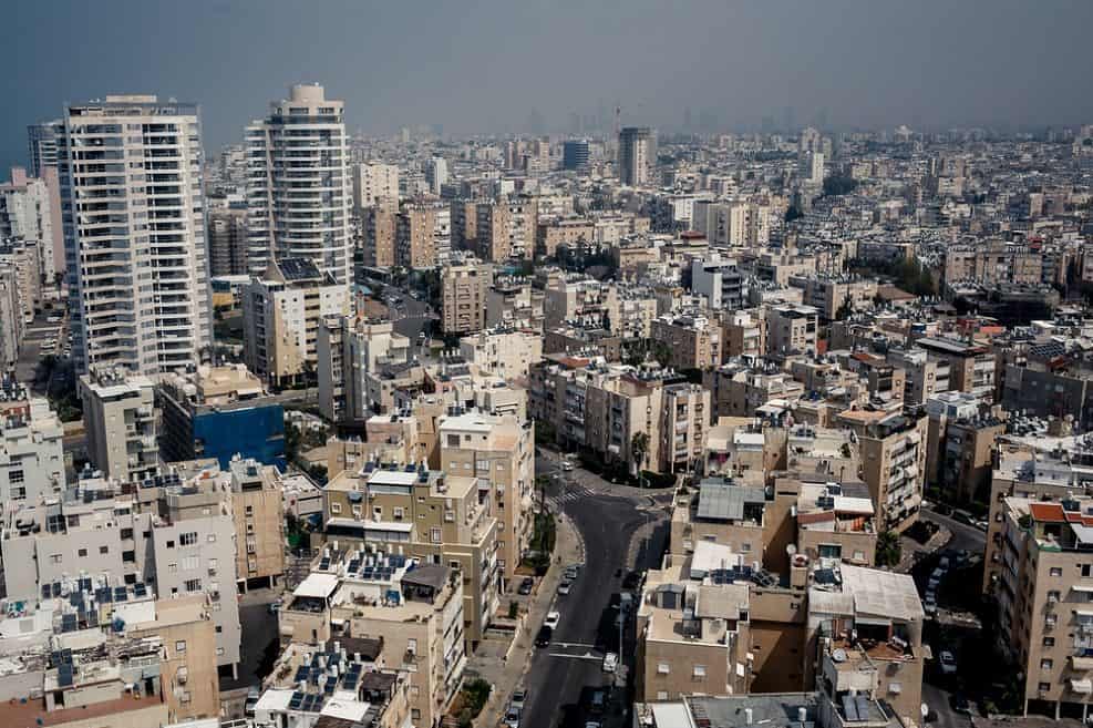 האם ניתן לבצע תמ"א 38 בכניסה אחת מתוך שלוש לבניין טורי // depositpotos