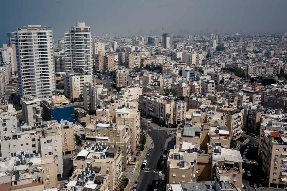 האם ניתן לבצע תמ"א 38 בכניסה אחת מתוך שלוש לבניין טורי // depositpotos