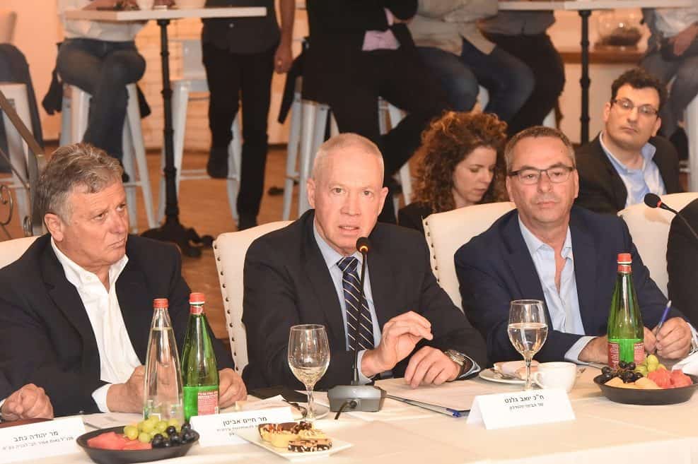 רוני בריק יואב גלנט וחיים אביטן // צילום: כפיר סיון