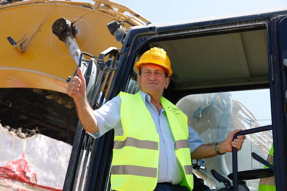 רון חולדאי בהריסת מבנה הדולפינריום // צילום: גיא יחיאלי