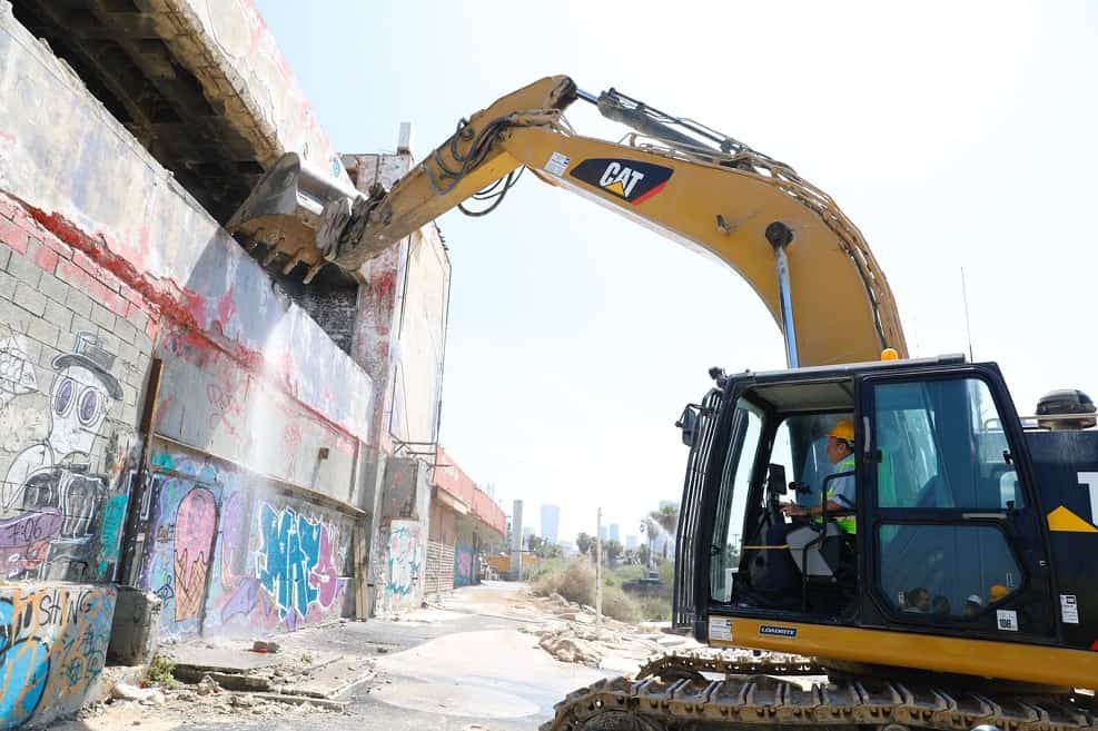 הריסת מבנה הדולפינריום בתל אביב // צילום: גיא יחיאלי
