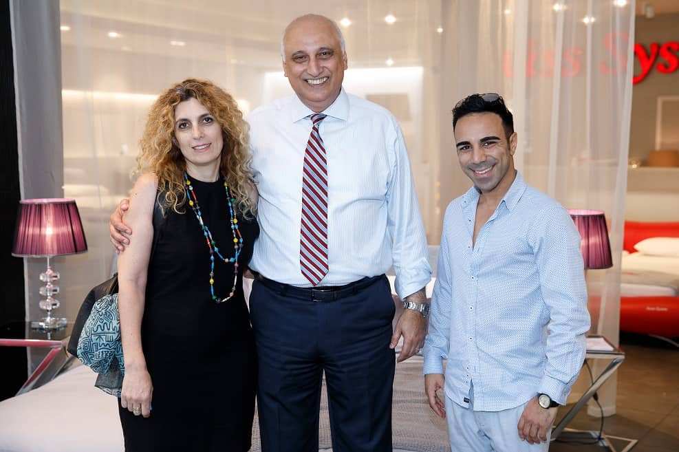 מימין, מעצב הפנים איתי גידו, מנכל הרשת איציק פלד ומעצבת הפנים ענבר בן צבי, צילום דימה יופה