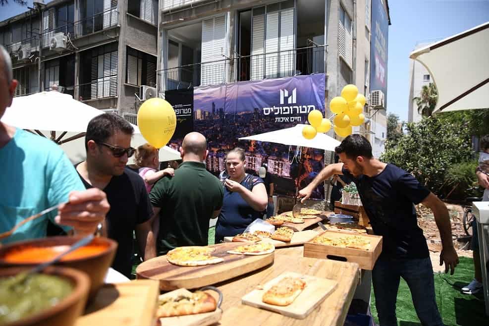 קבלת שבת לפני הריסת הבניין הראשון במטרופולס גבעתיים // יחצ