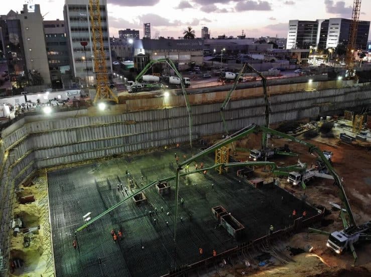 יציקת רפסודה רביעית בפרויקט ב.ס.ר סיטי של חברת ב.ס.ר בבניה של חברת עומר הנדסה ובניה // יחצ 