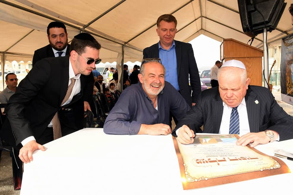 ראש עיריית נצרת עילית פלוט וממלא מקומו גדלקין עם אנשי מש' השיכון ונציגי היזם במעמד הנחת אבן הפינה למרכז המסחרי החדש