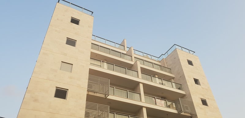 חזית הבניין לאחר השדרוג // צילום: מגדילים
