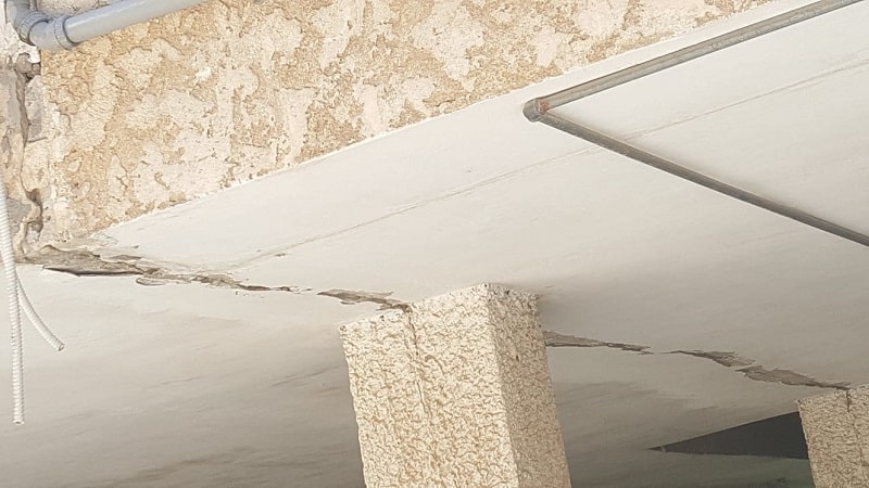 סדקים בתקרות וקירות הבנין // צילום: הדיירים