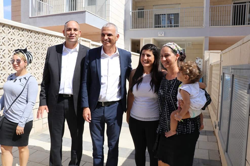 עם דיירים חדשים בשכונת גני איילון בלוד // באדיבות דוברות משרד האוצר