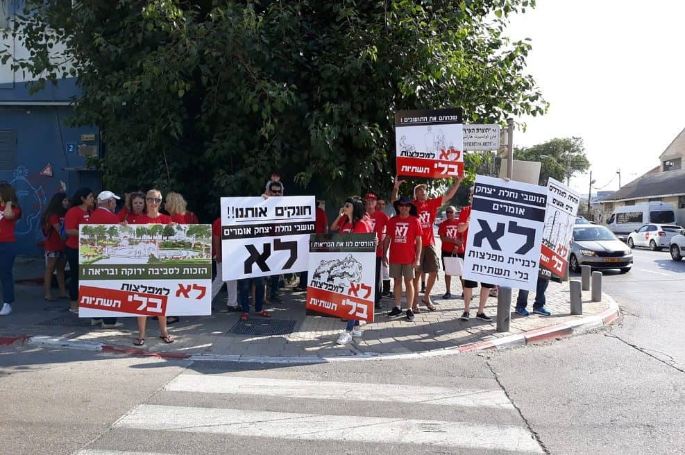 תושבי השכונה מפגינים // צילום: אורית עוזרי