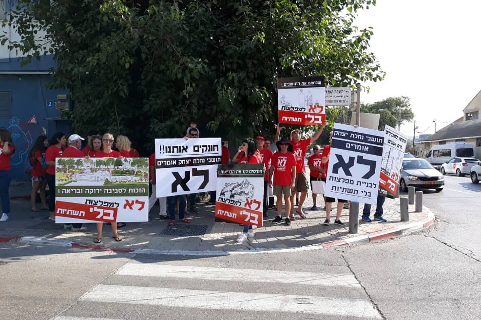 תושבי השכונה מפגינים // צילום: אורית עוזרי