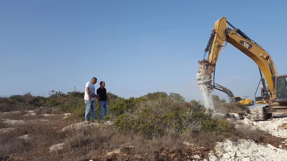 הדחפורים של קקל מכשירים את הקרקע לישוב החדש // צילום ארז שטיין