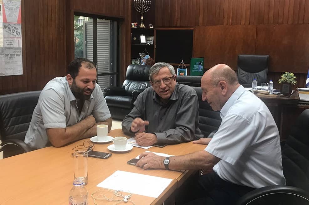 מימין לשמאל – משה בודאגה – מנכל עיריית רמת-גן, ראש עיריית רמת-גן וצחי דוד - מנהל מחוז תל-אביב ברשות מקרקעי ישראל // באדיבות עיריית רמת גן