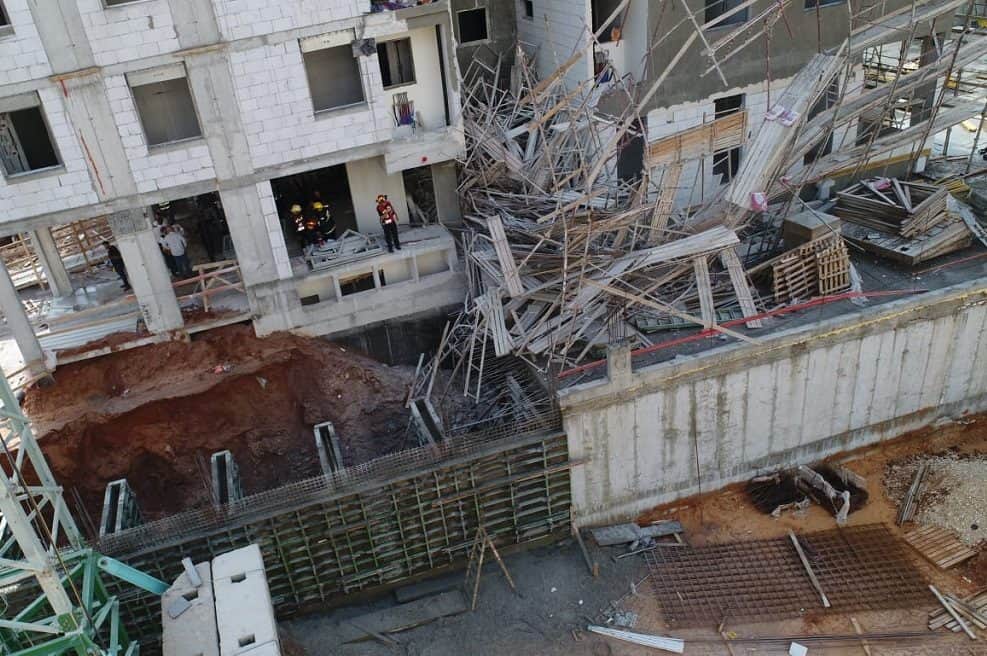 קריסת הפיגומים באתר הבניה בפתח תקוה // באדיבות דוברות כיבוי אש