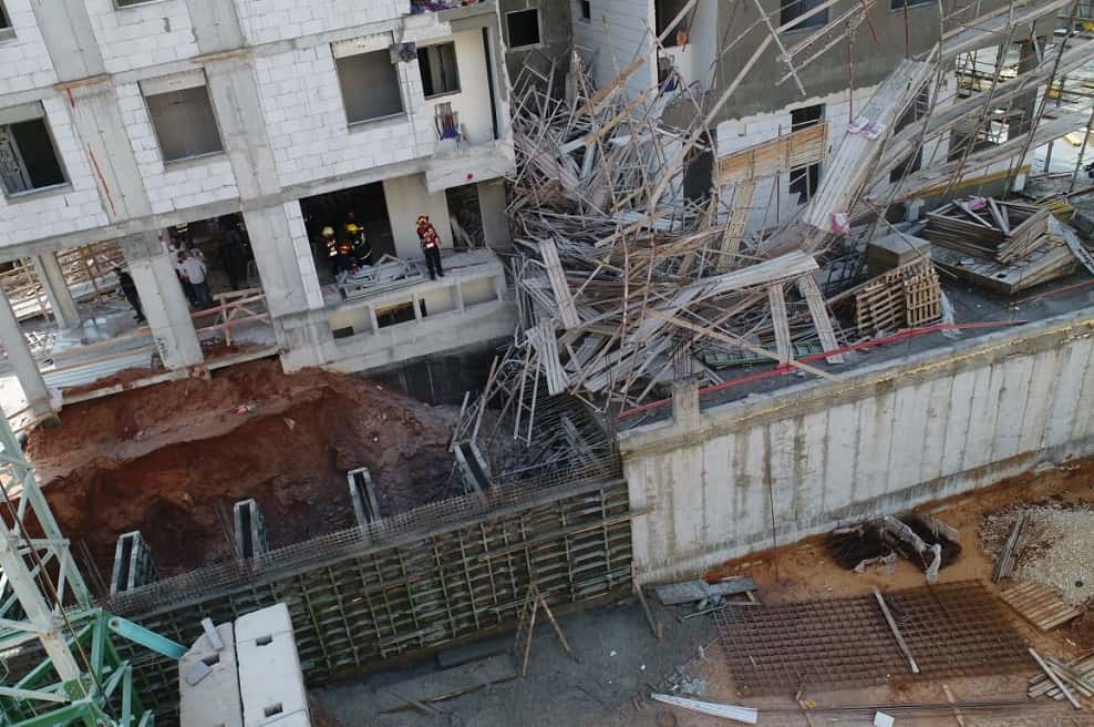 קריסת הפיגומים באתר הבניה בפתח תקוה // באדיבות דוברות כיבוי אש