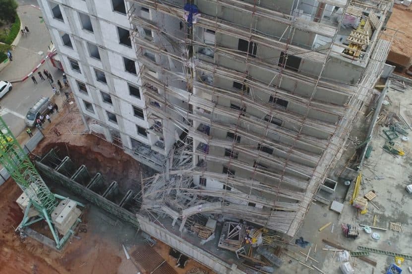 קריסת הפיגומים באתר הבניה בפתח תקוה // באדיבות דוברות כיבוי אש