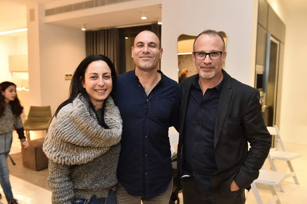 מעצב אמיר חזק, אדריכל מנו שלם, אדרכלית קארן גור // צילום ולרי פרושקין