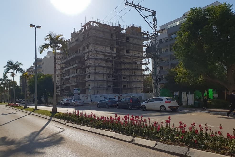 תמ"א 38 ברחוב קרן היסוד ברעננה (ארכיון) // מגדילים