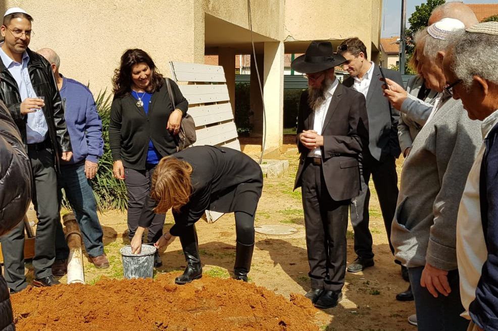 ראש עיריית יהוד, יעלה מקליס, בטקס הנחת אבן פינה // באדיבות החברה