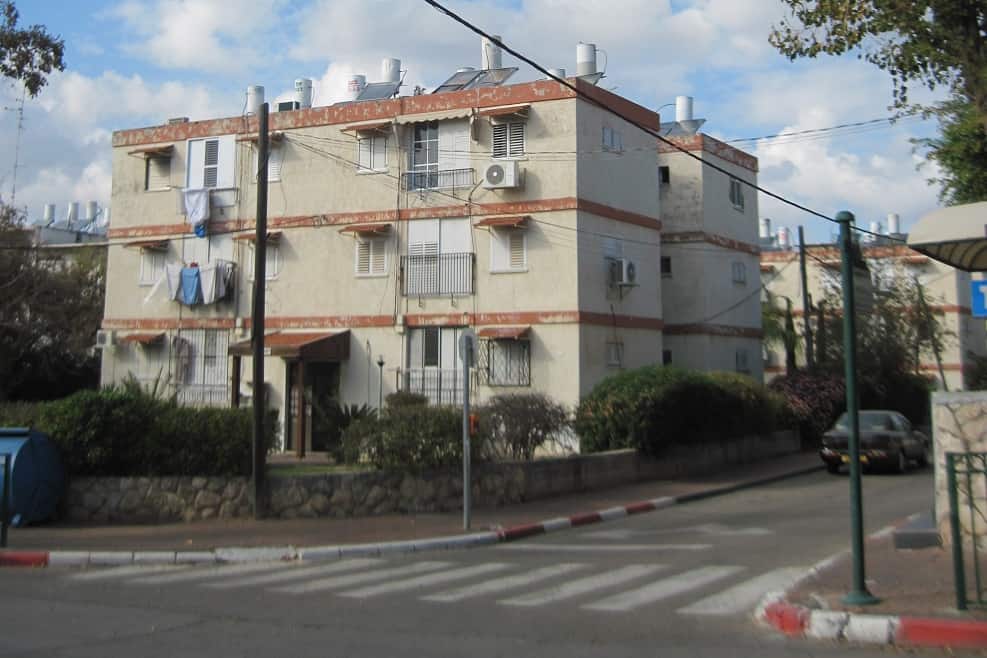 הבניינים הישנים במזכרת בתיה