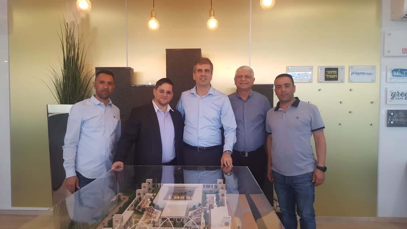 מימין ראש עיריית מעלה אדומים בני שראל שר הכלכלה אלי כהן והיזם חנוך קאס // יחצ