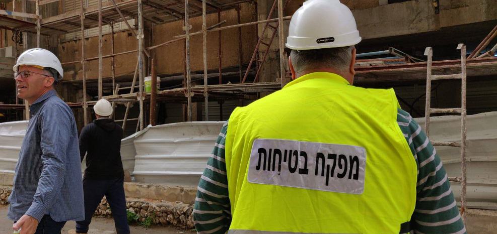 מבצע ביקורת אתרי בנייה // באדיבות דוברות עיריית רעננה