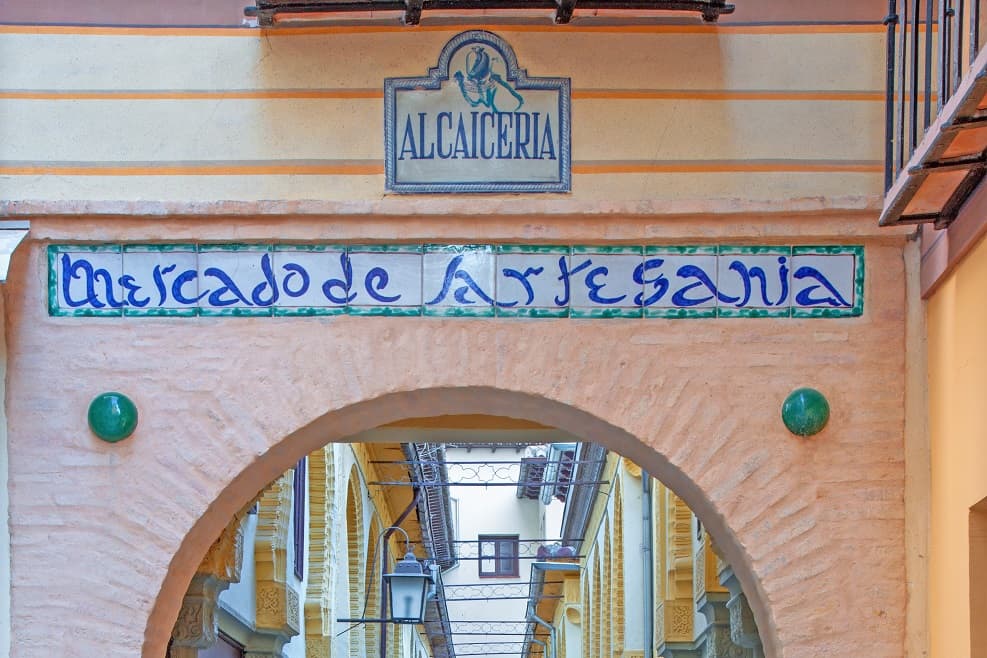 שוק alcaicería Granada - גרנדה, ספרד // depositphotos