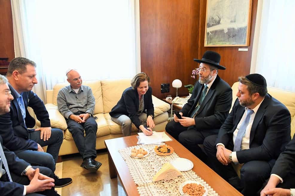 חתימה על יפוי כח למכירת חמץ במעמד הרב לאו // צילום: הרב לאו ועינת קליש // צילום: ראובן כהן דוברות עיריית חיפה