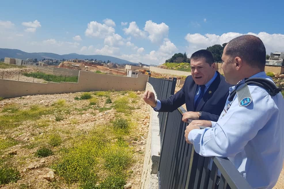 בשכונה החדשה עם נציגי צהל // באדיבות דוברות העירייה