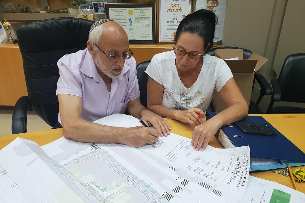 ראש עיריית חולון מוטי ששון ומהנדסת העיר אדר מימי פלג. // צילום: דוברות עיריית חולון