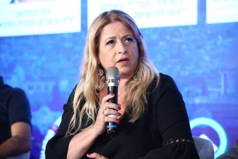שמאית המקרקעין ומשפטנית נחמה בוגין בכנס מגדילים // צילום דרור סיתהכל