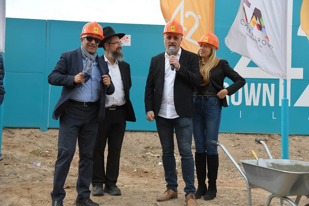 אהרונה ואבי כראל יזמי בראון 42, הרב מנדי קליין וראש העיר אילת מאיר יצחק הלוי // צילום - ארן דולב