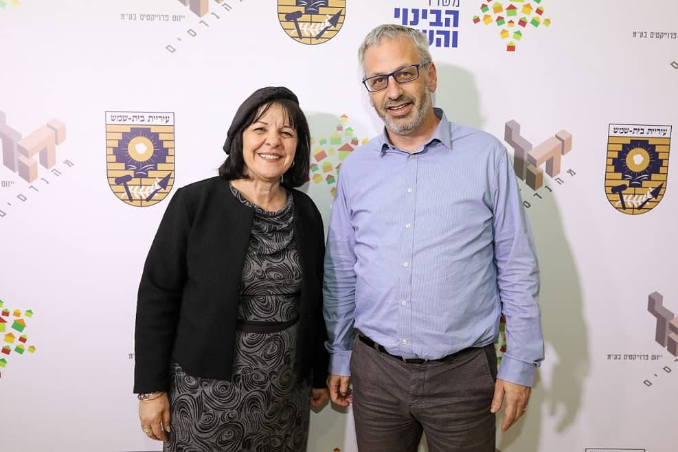 מנכל משרד הבינוי והשיכון בני דרייפוס וראש עיריית בית שמש עליזה בלוך // צילום: תומר ארבל