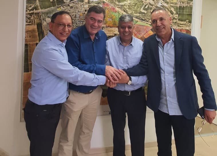 מימין אלי אביסרור, איציק דנינו ראש עיריית אופקים, ראול סרוגו ויוסי דלויה // באדיבות ארגון הקבלנים