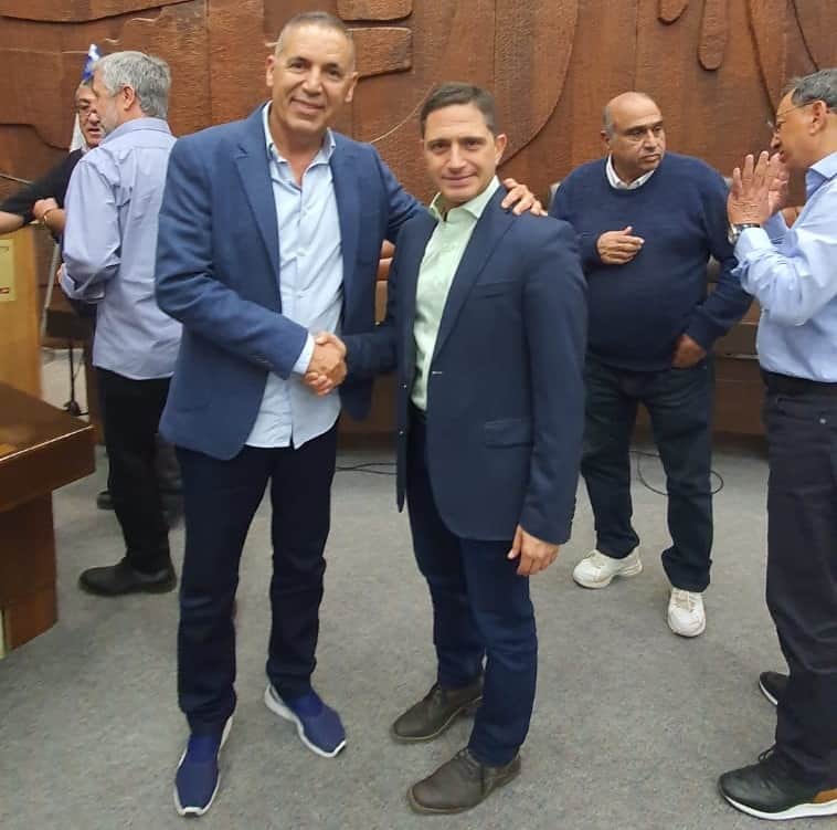 מימין רוביק דנילוביץ ראש עיריית באר שבע ואלי אביסרור // באדיבות ארגון הקבלנים