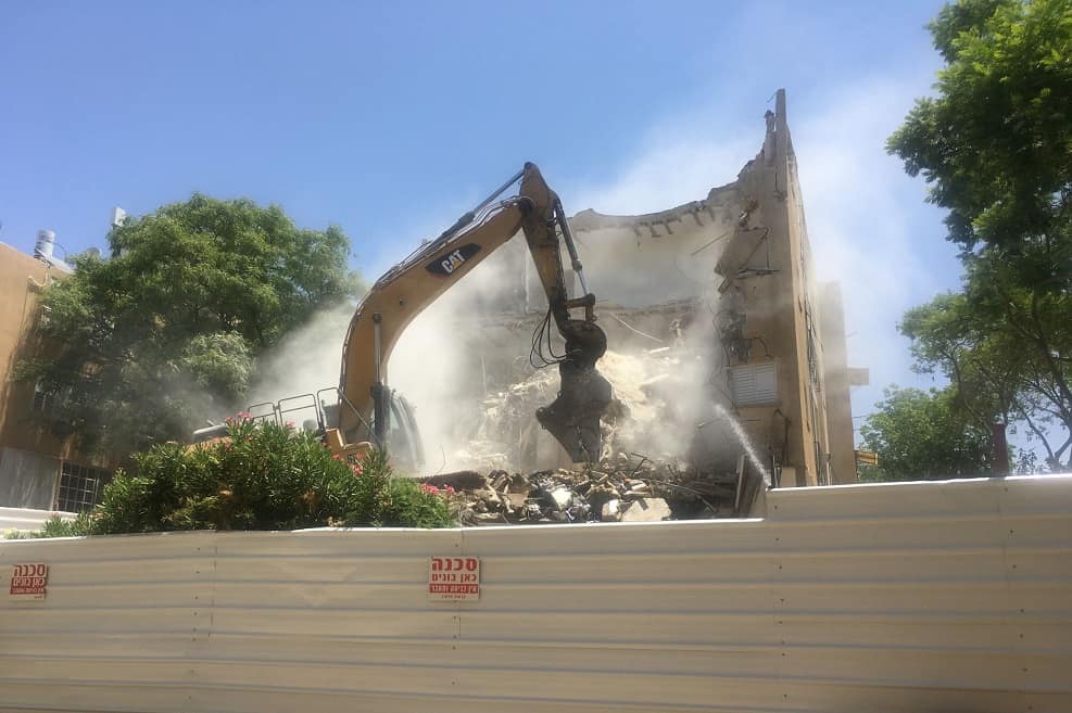 הריסת הבניין // באדיבות קבוצת אלמוג