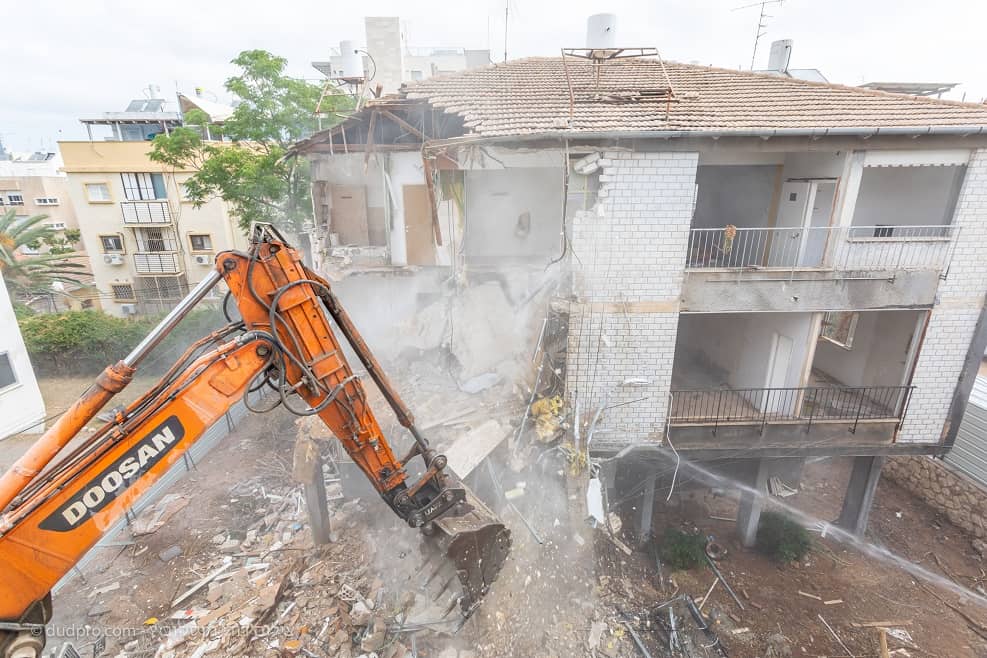 הריסת בניין במעין 11 בגבעתיים- קבוצת רם אדרת וקבוצת לומינה // יח"צ